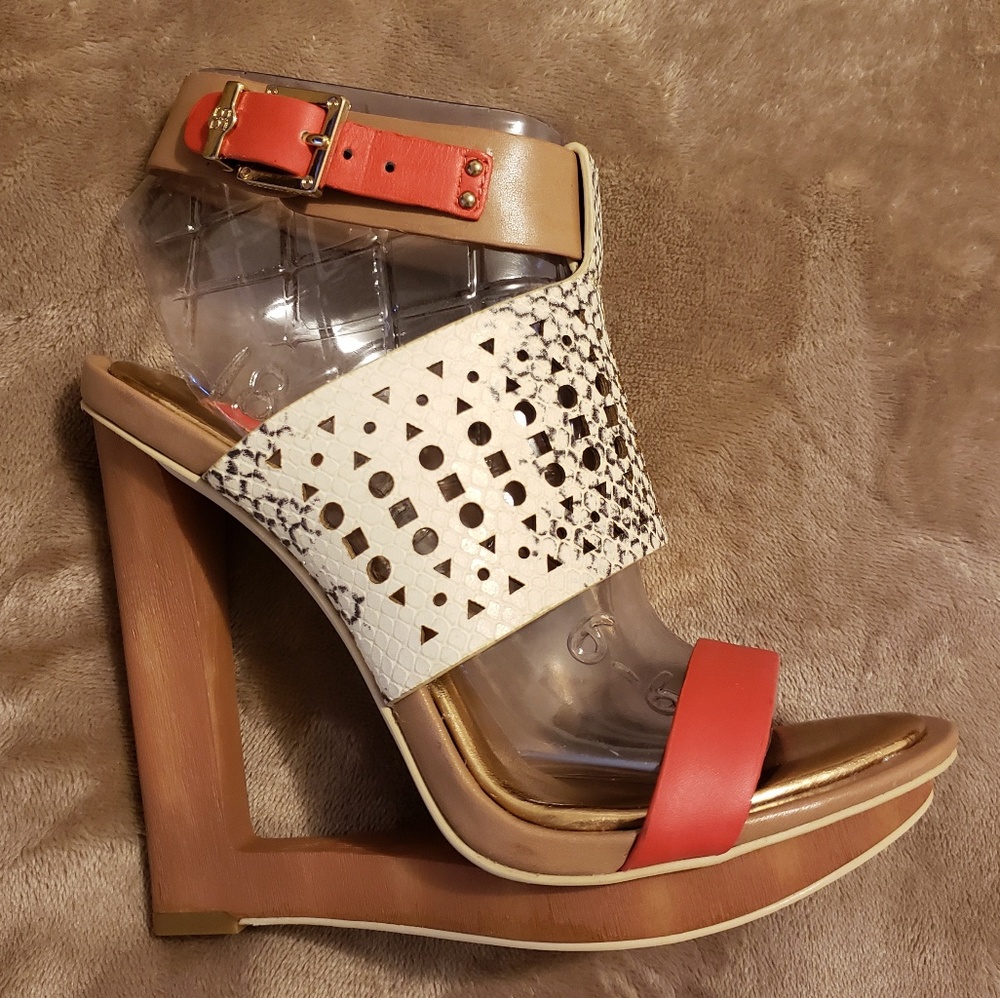 BRAND NEW, UNIQUE, CUT OUT, BCBG MAXAZRIA WEDGES - Picture 2 of 8